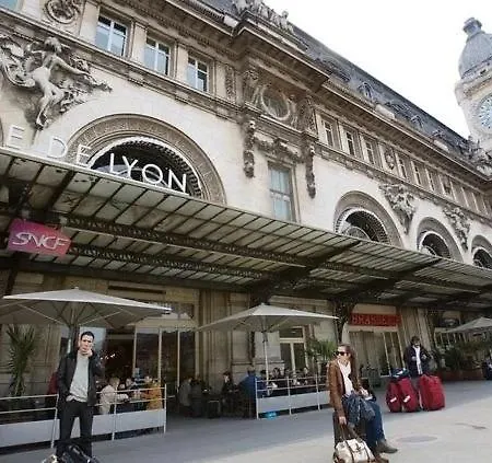 شقة Athena - Gare Rer - Avec Balcon Et Parking